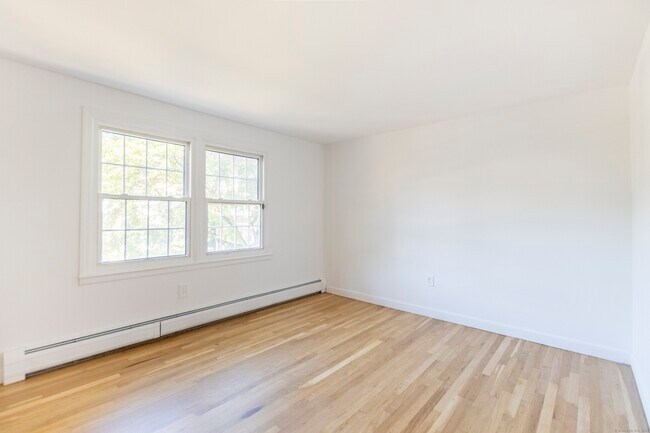 Building Photo - 240 Sunnyridge Ave