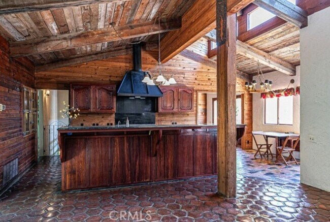 Building Photo - Escape to Your Own Private Retreat Among the Oaks