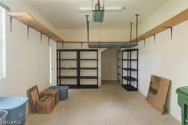 Building Photo - 700 Luisa Ln