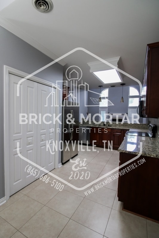 Building Photo - 613 Chapel Point Ln