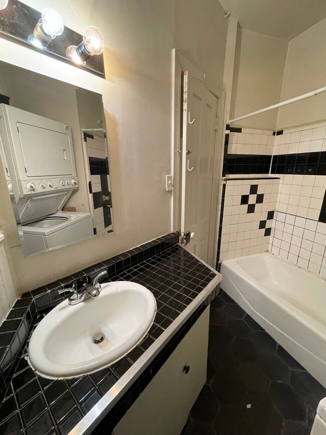 Building Photo - Amazing 3 bdrm/1.5 bath House Conveniently Located in The Heart of VCU and Downtown!