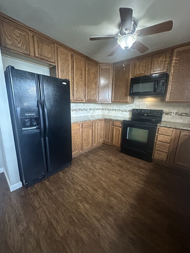 Building Photo - Pre-Leasing for Summer/Fall 2025!