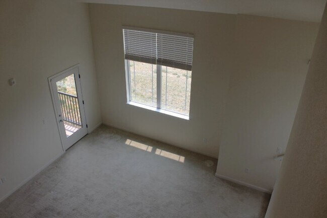 Building Photo - Chatfield Bluffs Condo w/ 3 BR/3 BA!!