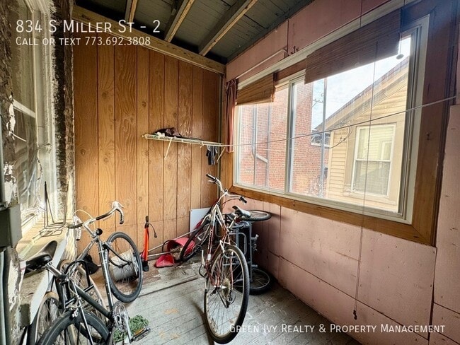 Building Photo - 834 S Miller St
