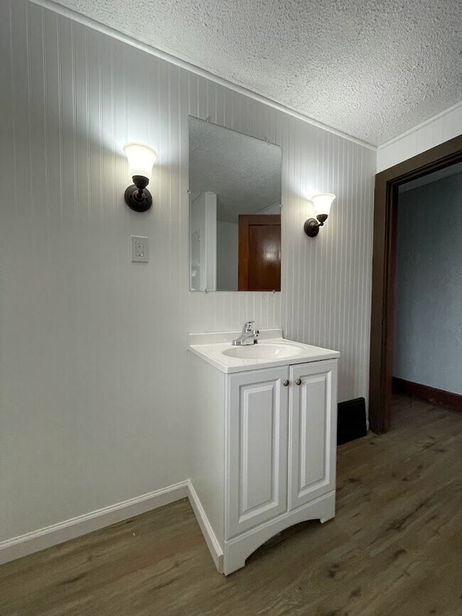 Building Photo - Three bedroom one bathroom home for rent
