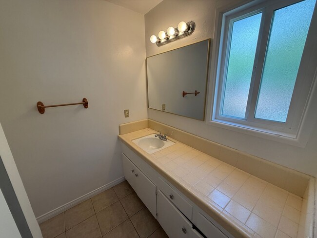 Building Photo - 4 -Bedroom Single-Story Home in Canyon Cou...