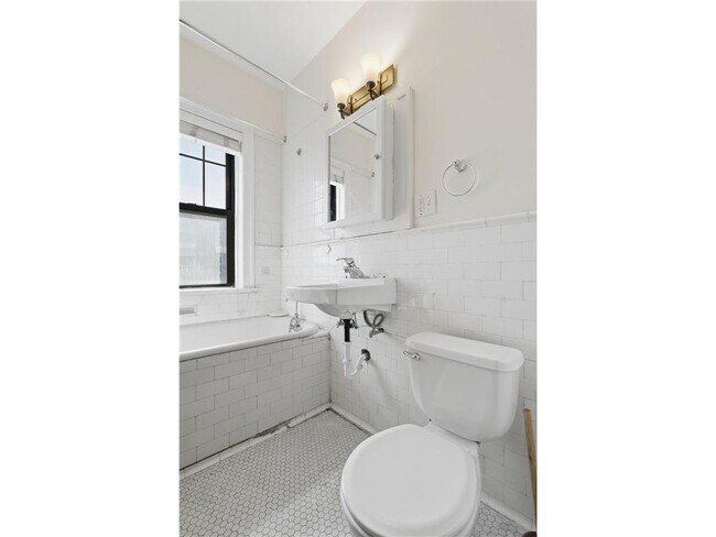 Building Photo - 220 E 19th St