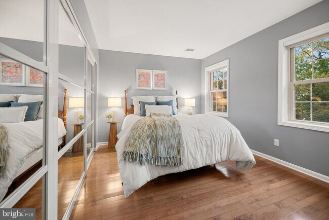 Building Photo - 1403 E Abingdon Dr