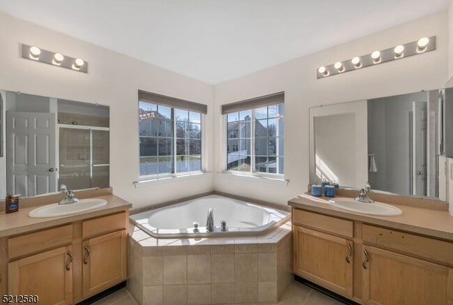 Building Photo - 706 Skyline Dr