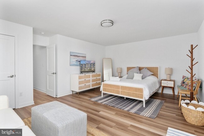 Building Photo - 308 Douglas Ave