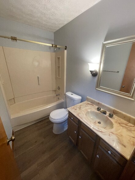 Building Photo - 1372 Red Tail Hawk Dr