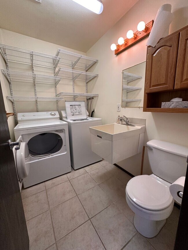 Building Photo - Cozy Woodinville Rambler waiting for its n...