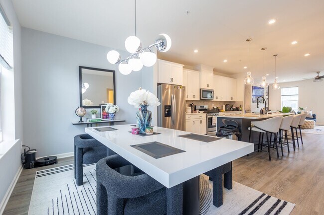 Building Photo - Stunning 3 BR/2 Full BA & 2 Half BA Townho...