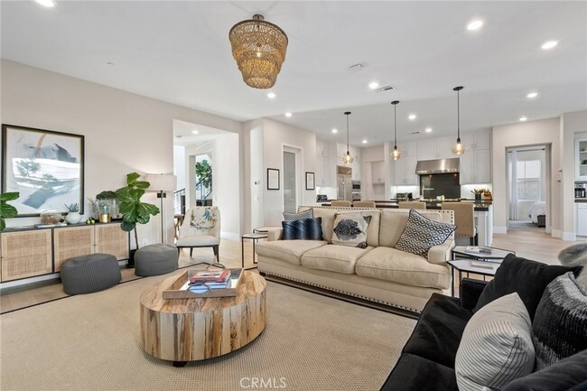 Building Photo - 70 Ray