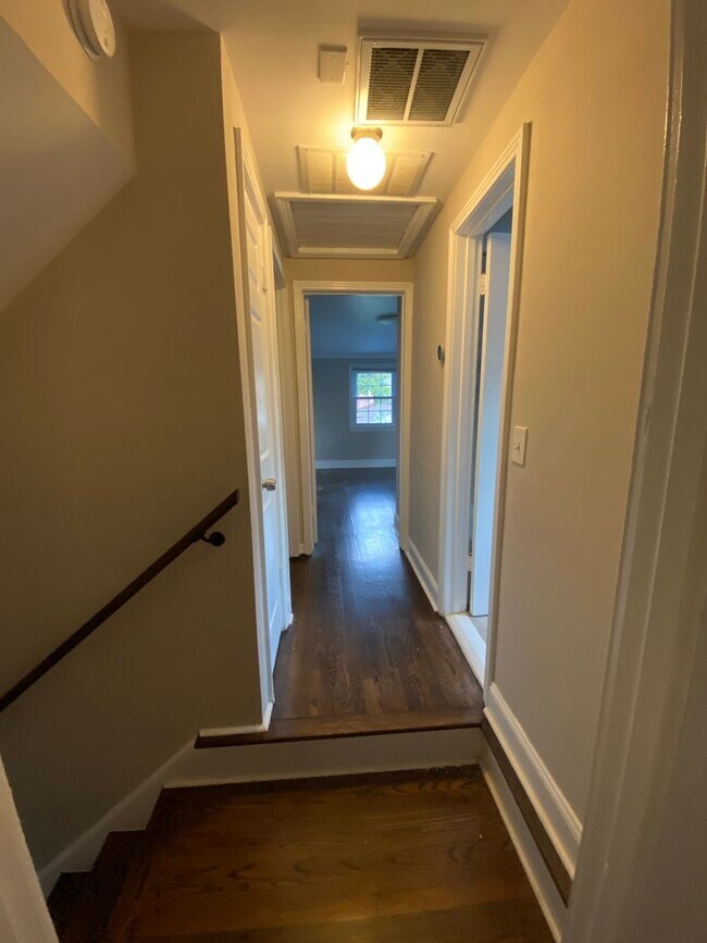 Building Photo - Spacious 5Bed/3.5Bath Townhome in Prime To...