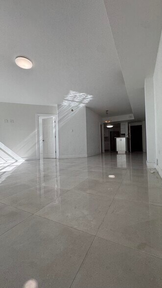 Building Photo - 825 Brickell Bay Dr