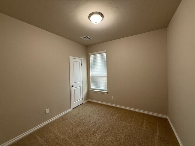 Building Photo - Beautiful 4 Bedroom Home in Mustang Schools