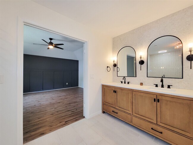 Building Photo - 8123 Sunny Ridge Dr