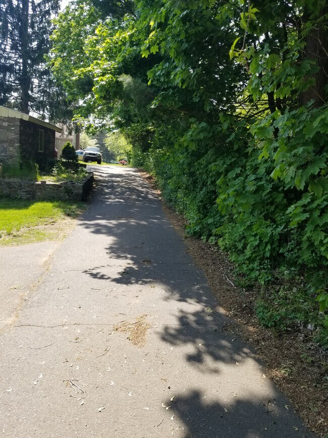 private shared driveway - 183 Hackmatack St