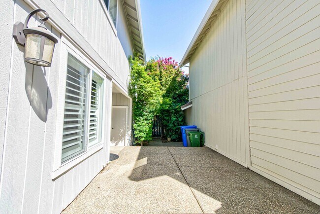 Building Photo - Elegant 3-Bed Home in Quiet Folsom Neighbo...