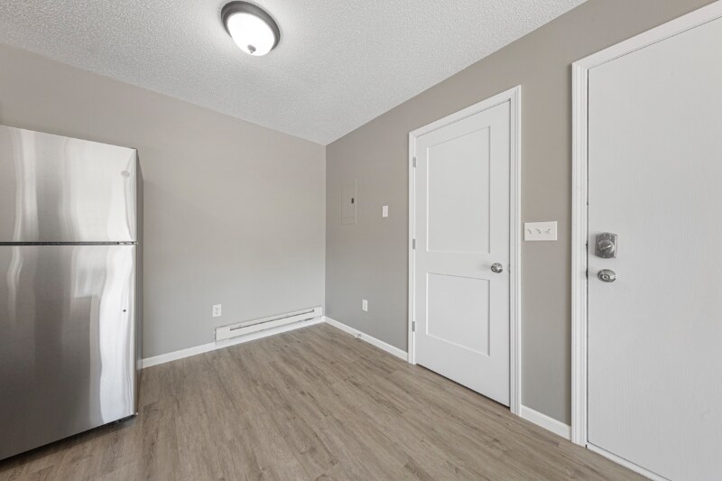 Building Photo - 1402 Division St W