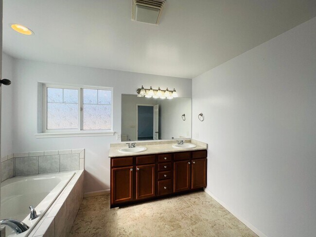 Building Photo - 4 Bedroom 2.5 Bathroom Home w/ Garage In Ferndale!