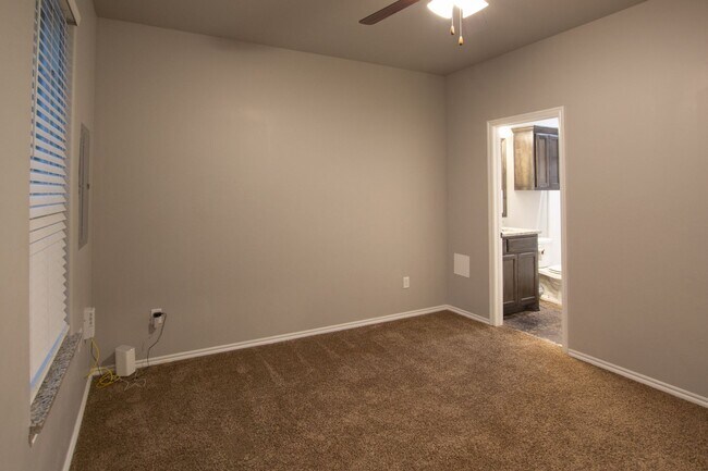 Building Photo - 3-Bed, 2-Bath Duplex with Waterway Views -...
