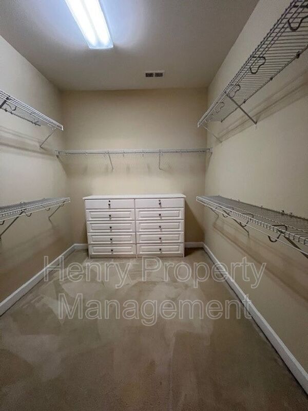 Building Photo - 1905 Old London Way