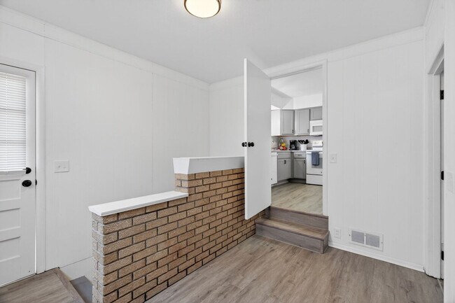 Building Photo - 1545 Reale Ave