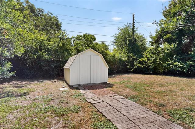 Building Photo - 317 W Pecan St