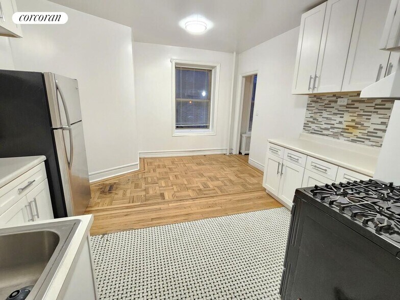 Building Photo - 3900 Greystone Ave