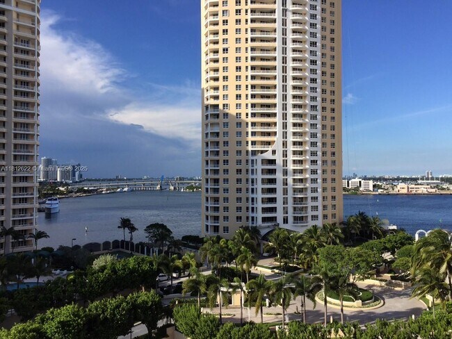 Building Photo - 540 Brickell Key Dr