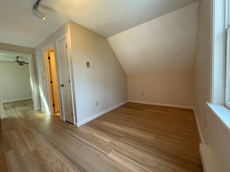 Building Photo - 2 Chickadee Ln