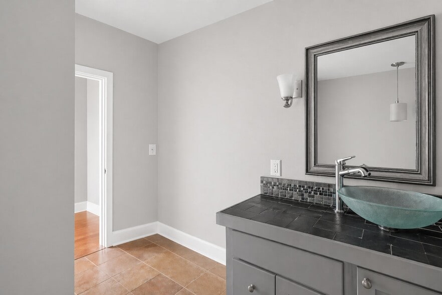 Building Photo - 124 W Bank St