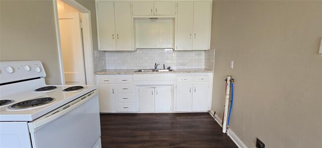 Building Photo - 809 N Marshall Dr