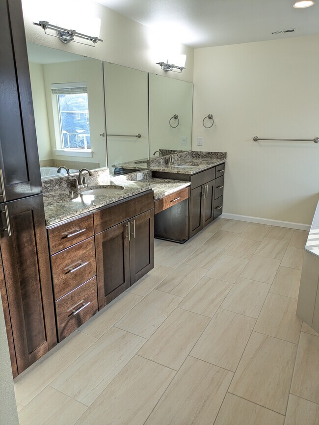 Building Photo - 27333 15th Ct S