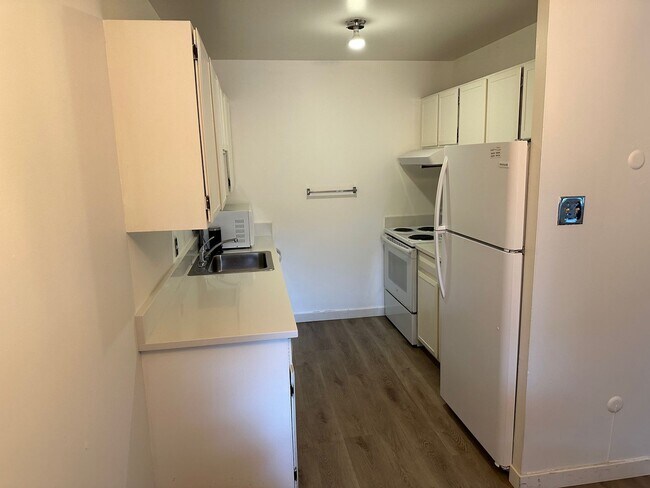 Building Photo - One Bedroom Apartment Near CU Available Now!