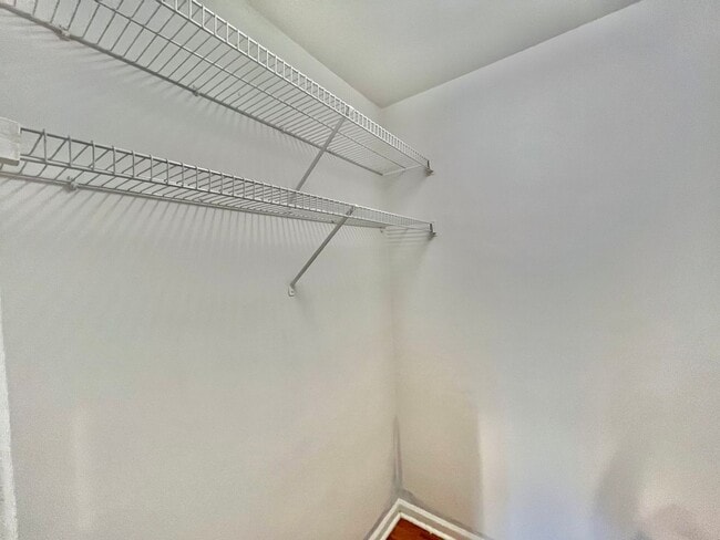 Building Photo - Spacious 3 bedroom, 2 bath property on ove...