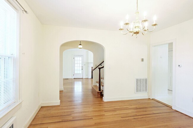 Building Photo - Scottsville Charm! Move-In Ready Home Near Library, Brewery & James River