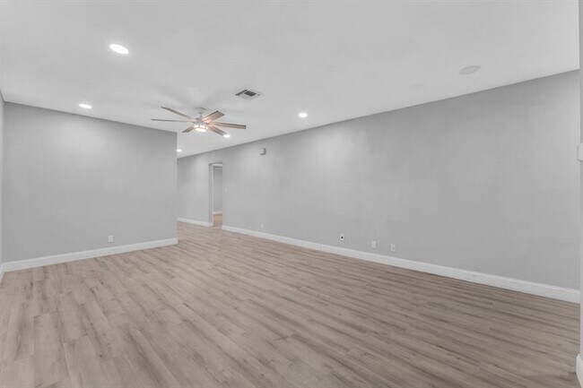 Building Photo - 7902 NW 70th Ct
