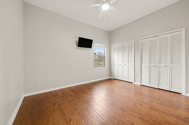 Building Photo - Canal front home!