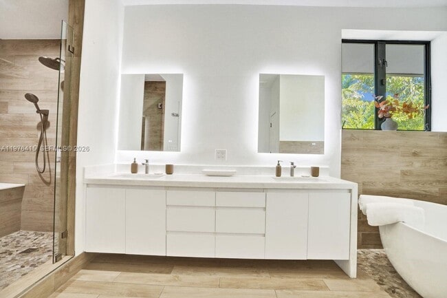 Building Photo - 5735 N Bay Rd