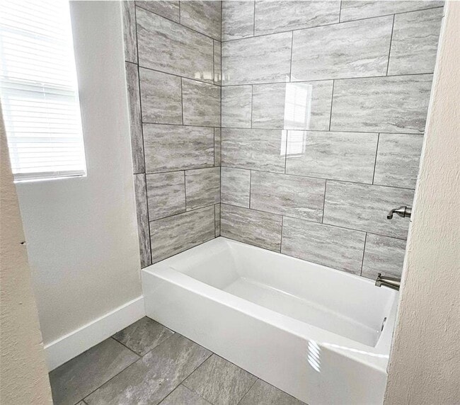 Building Photo - 1424 NE 10th St