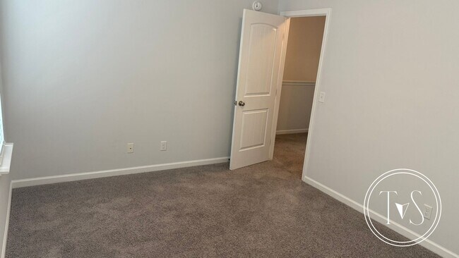 Building Photo - SUMMER MOVE-IN SPECIAL: $1000 OFF 1ST MONT...