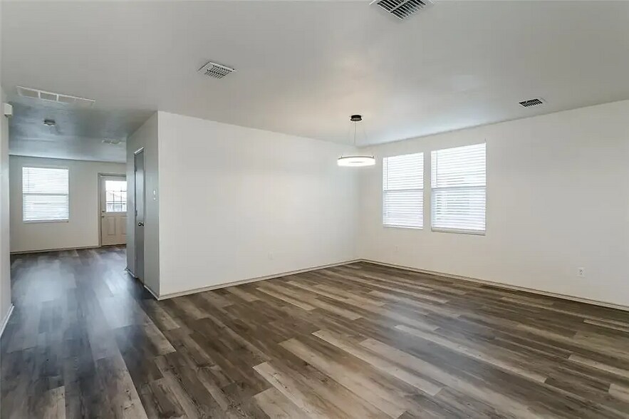 Building Photo - 818 Moss Glen Trl