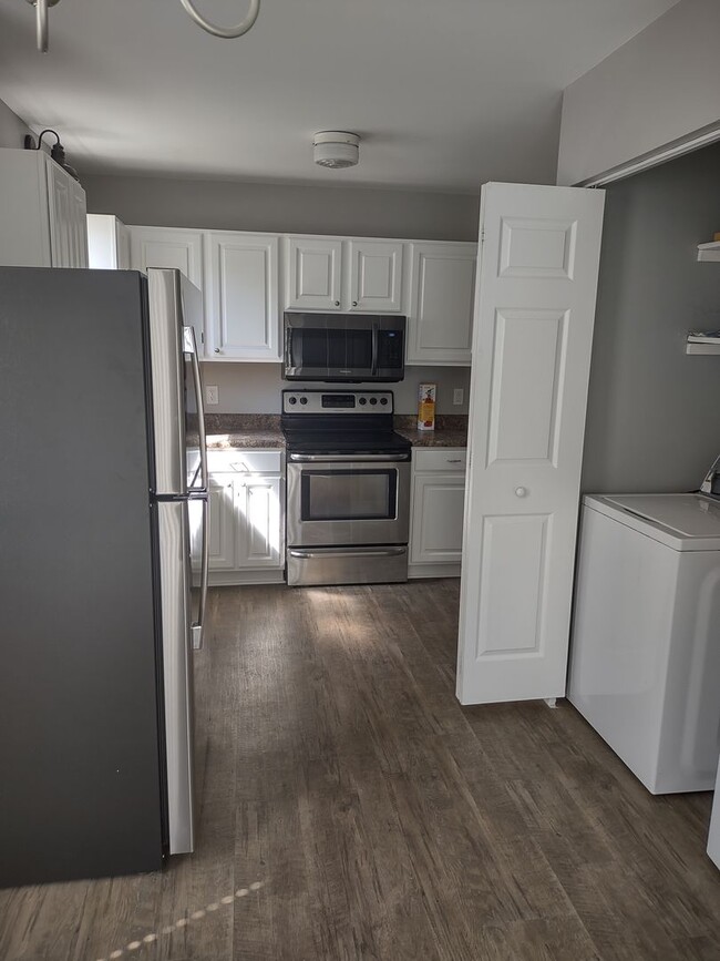 Building Photo - Fabulous Upgraded Three Bedroom/Two Bath Townhome - Walking Distance to Lexington Medical Center