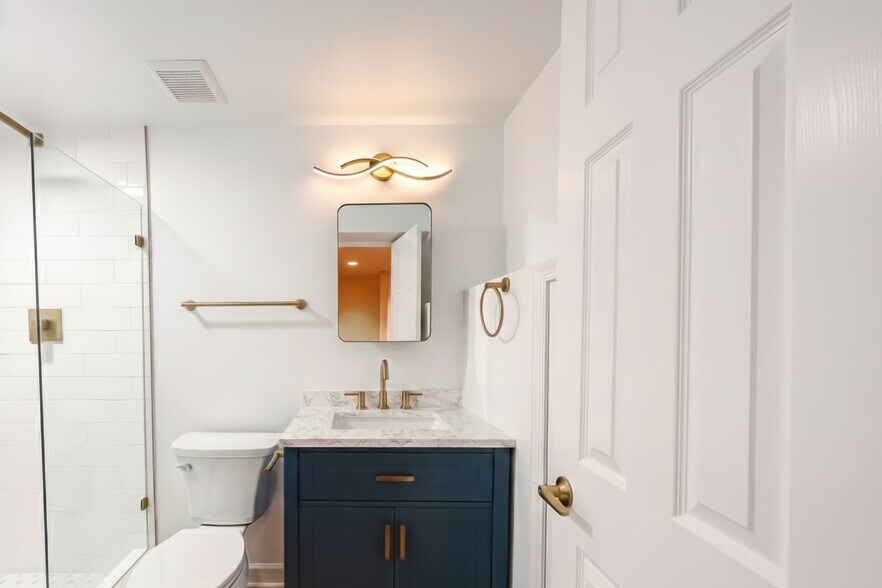 Updated full bathroom with modern fixtures - 6471 Grommet Dr