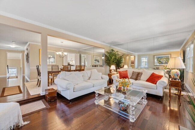 Building Photo - 4 Bedroom, 3.5 Bath Furnished Townhouse Available