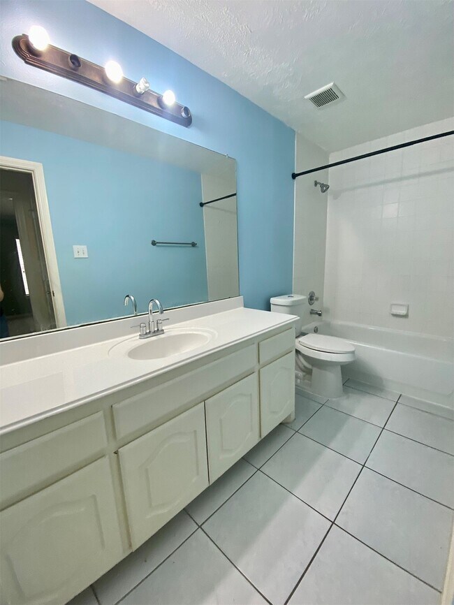 Building Photo - 6006 Country Ridge Dr