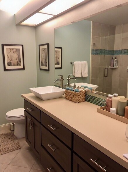 Main Bathroom - 1400 Bowe Ave